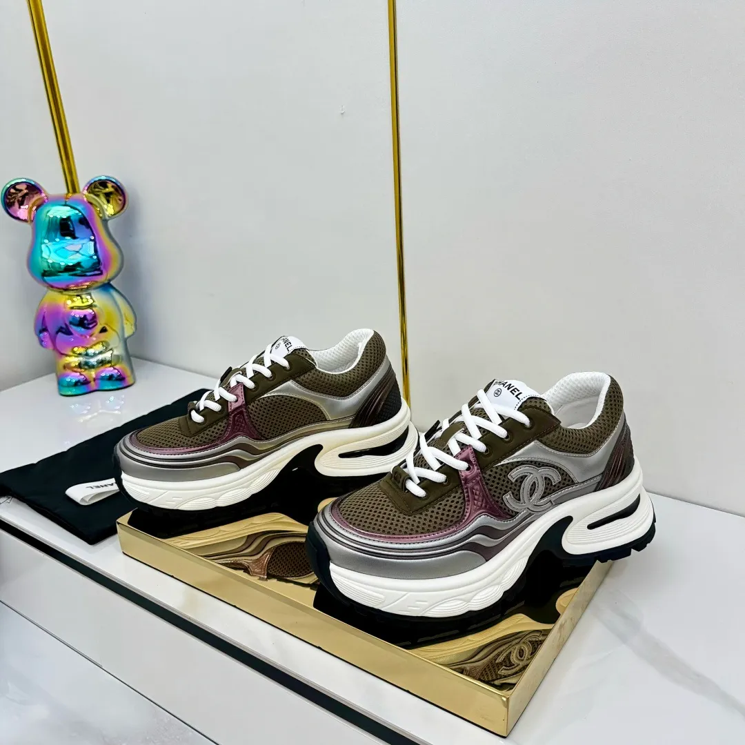 👟👟Ex-factory price 680👟👟 Upgraded version, upgraded version, upgraded version! No rebuttal accepted! ! ! ! Chanel Chanel panda shoes! 2025 counter's top casual sports shoes. This classic design; the upper is electro-embroidered with a variety of techniques; the outsole is fashionable and sporty; the unusual inclusion of a variety of color matching elements... The diversified mix and match is very good-looking and versatile, and can be used for leisure, fashion, sports, and outdoor... ꫛꫀꪝ Go➫ Materials: ❶Upper made of: original imported first-layer silk cowhide + original waterproof cloth + original first-layer cowhide ❷Inner lining: Original Yangli+Net ❸Outsole based on: Original TPU combination outsole Counter boutique packaging complete set for women 35–41 👉 👉 👉 👉